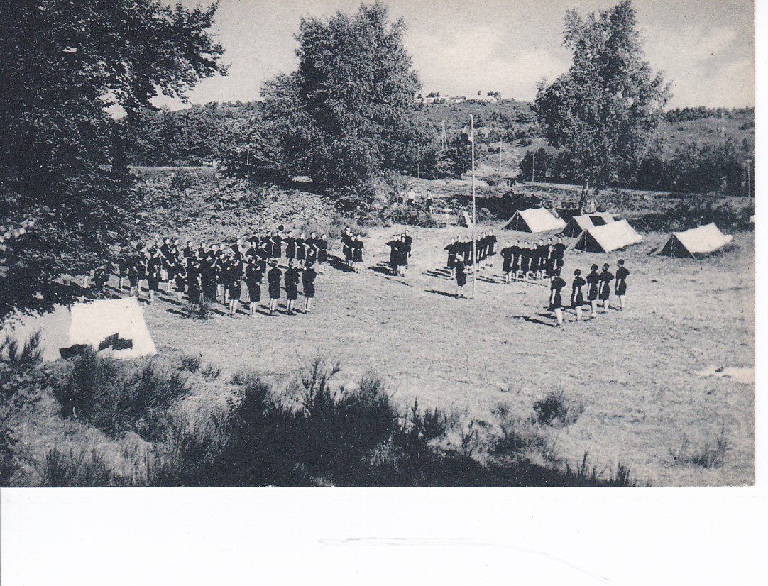 Les Compagnons de France au camp - Le salut au drapeau