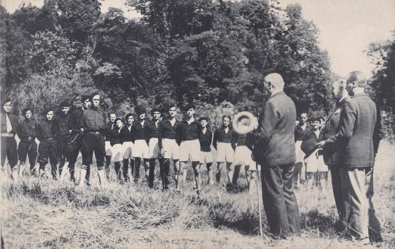 Les Compagnons de France au camp : Le Maréchal visite le camp