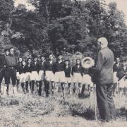 Les Compagnons de France au camp : Le Maréchal visite le camp